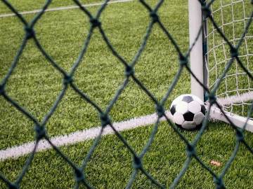莱万获阿尔希拉尔9000万欧年薪报价，波兰国家队因素影响其抉择｜蜂鸟电竞官方网站（配图示意）